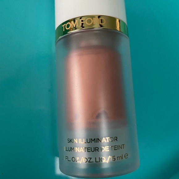TOM FORD
Face and Body Skin Illuminator - Picture 2 of 3